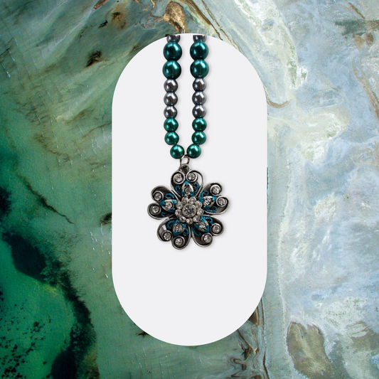 Turquoise Flower Pendant Bead Necklace